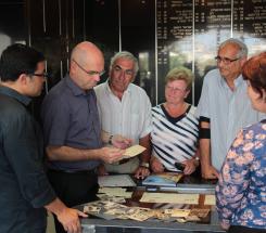 בני משפחתו של שלמה ילינק ביד לבנים פתחת תקוה, עם ראש העיר ויו"ר יד לבנים