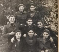 מימין באמצע עם חברים