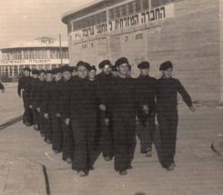 צועד מימין
